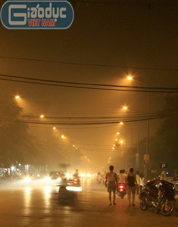 Theo nhiều người dân, có thể màn khói lạ này có nguồn gốc từ việc đốt rơm rạ ở ngoại thành Hà Nội theo gió thổi vào nội đô khiến người dân ngạt thở.